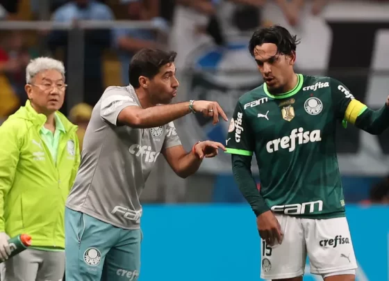 Abel orienta Gustavo Gómez em Palmeiras x Grêmio — Foto: Cesar Greco/Palmeiras